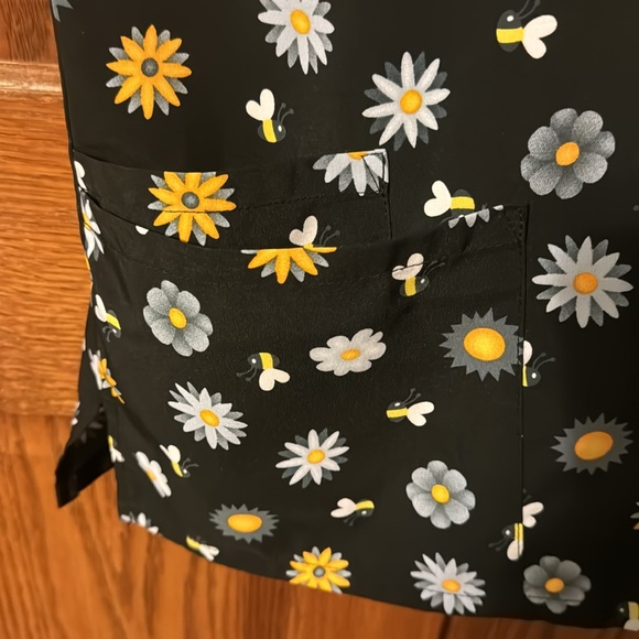 Disney Winne the Pooh scrub top - Picture 2 of 3